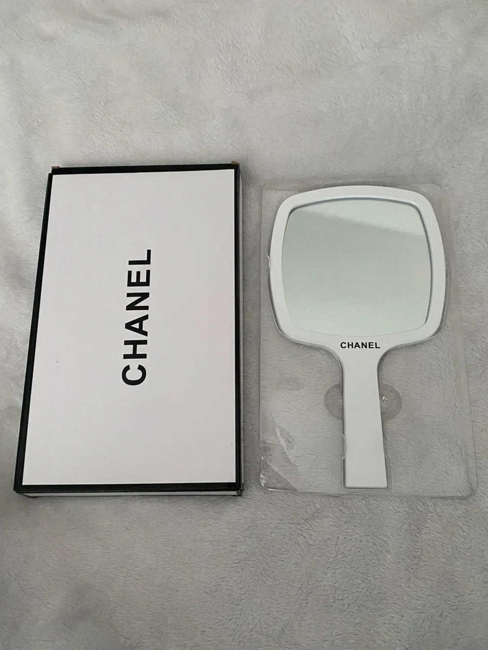 CHANEL white hand
